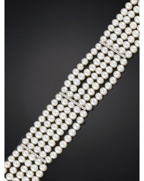 883-ELEGANTE BRAZALETE DE CINCO HILOS DE PERLAS JAPONESAS DECORADAS CON TRES LÍNEAS DE BRILLANTES. Montura en oro blanco de 19 k.