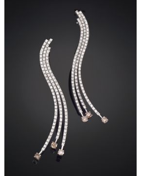 893-ELEGANTES PENDIENTES ARTICULADOS DE 3 LÍNEAS DE BRILLANTES ACABADOS EN SU PUNTA POR BRILLANTES BROWN. Montura en oro blanco de 19k.