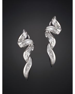 897-PENDIENTES LARGOS DE DIAMANTES TALLA BAGUETE ELEGANTE DISEÑO EN ESPIRAL. Montura en oro blanco de 18 k. Peso total de los diamantes: 1.60 ct.aprox.