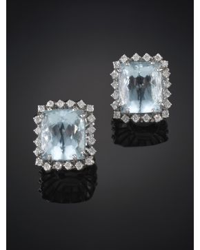 900-BELLOS PENDIENTES DE AGUAMARINA ORLADOS DE BRILLANTES.Montura en oro blanco de 18k.