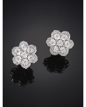 922-PENDIENTES DE BRILLANTES. DISEÑO FLORAL. Montura en oro blanco de 18k.