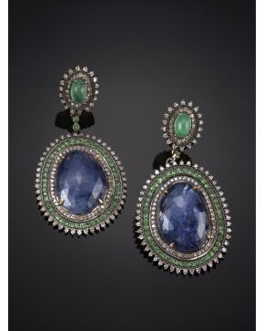 93-PENDIENTES LARGOS CABUJÓN DE TANZANITA FACETADO DE 17.23 CT APROX. . CABUJÓN DE ESMERALDA ORLADOS DE BRILLANTES.  Montura en plata pavonada y oro amar