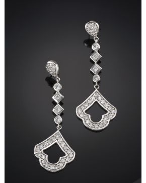 932-PENDIENTES LARGOS DE LINEA DE BRILLANTES  REMATADOS EN FIGURAS CUAJADAS DE BRILLANTES. Montura en oro blanco de 18k. 