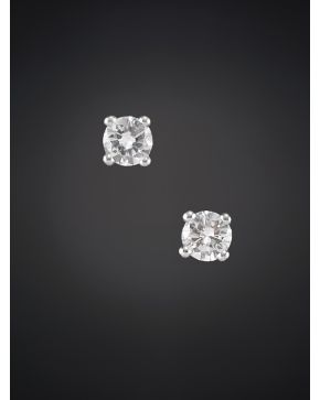 938-PENDIENTES DORMILONAS DE BRILLANTES EN GARRAS SOBRE MONTURA DE ORO BLANCO DE 18K.