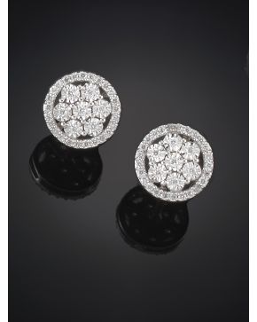 939-PENDIENTES ROSETÓN DE BRILLANTES ORLADOS DE BRILLANTES. Montura en oro blanco de 18k.