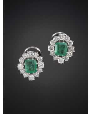 945-PENDIENTES DE ESMERALDAS COLOMBIANAS DE HOMOGÉNEO E INTENSO COLOR. RODEADAS DE BRILLANTES CALIDAD EXTRA CUYO PESO TOTAL ES DE 1.10 CT.APROX. Montura e