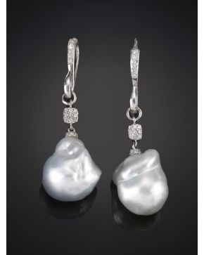 960-PENDIENTES COLGANTES DE BRILLANTES Y PERLA ASUTRALIANA BARROCA. Montura en oro blanco de 18k.