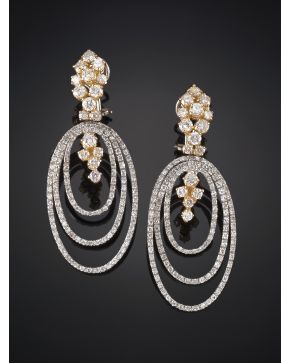 965-EXQUISITOS PENDIENTES SALPICADOS DE DIAMANTES DECORADOS CON AROS DE DISTINTOS TAMAÑOS DE DIAMANTES. CALIDAD EXTRA. Montura en oro amarillo y blanco de