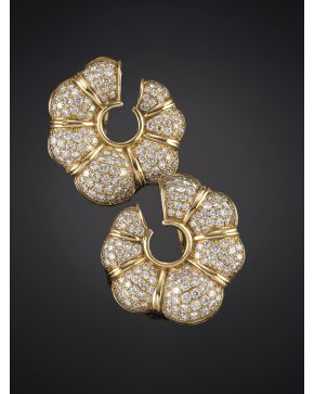 967-ELEGANTES CRIOLLAS MODELO FLOR DE PAVÉ DE BRILLANTES. Montura en oro amarillo de 18k. Peso total de los brillantes: 7.8 ct.aprox.