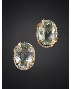 979-PENDIENTES DE TURMALINAS OVALES TALLA DAMERO. Rodeado por pequeños brillantes calidad extra. Montura en oro amarillo de 18 K.