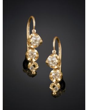 99-PENDIENTES ANTIGUOS DE TRIO DE DIAMANTES EN DEGRADEE TALLA ANTIGUA.Montura de oro amarillo de 18k.