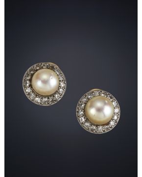 294-PENDIENTES DE PERLAS JAPONESAS  DE 7 MM DE DIÁMETRO  DE INTENSO ORIENTE ORLADAS DE BRILLANTES.Montura en oro amarillo con frente de platino.