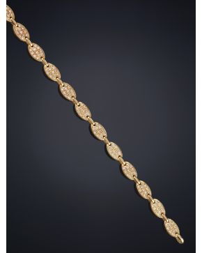 314-ELEGANTE PULSERA DE ESLABONES OVALADOS  Y BRILLANTES. CALIDAD EXTRA. Montura en oro amarillo de 19k.