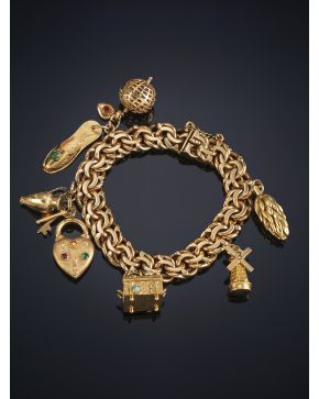 334-CLASICO BRAZALETE DE ESLABON BARBADO CON MULTITUD DE DIGES COLGANTES EN ORO ROSA DE 18K.