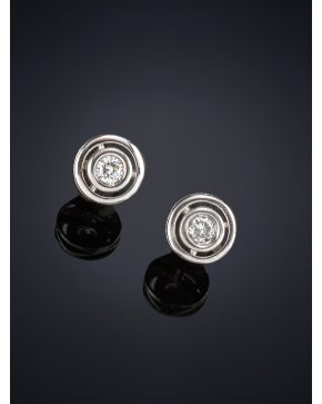 391-PENDIENTES CHATONES DE BRILLANTES DE 0.56 CT APROX. Montura en oro blanco de 18k.