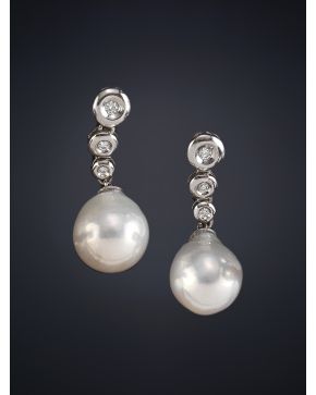 457-PENDIENTES LARGOS CHATONES DE BRILLANTES Y PERLA AUSTRALIANA BARROCA. Montura en oro blanco de 18k.