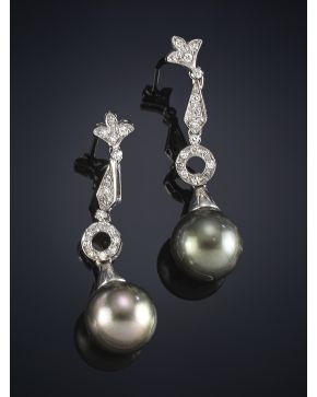 475-PENDIENTES COLGANTES ESTILO GEOMÉTRICO CON UNA PERLA GRIS DE BELLO ORIENTE. Montura en oro blanco de 18 k.