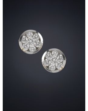 512-PENDIENTES DE BRILLANTES. DISEÑO FLORAL DE 1.20 CT APROX. Montura en oro blanco de 18k. 