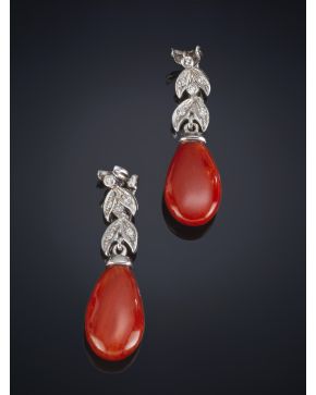 635-PENDIENTES LARGOS DE BRILLANTES DE FORMAS VEGETALES Y LÁGRIMA DE CORAL ROJO MEDITERRANEO. Montura en oro blanco de 18k.