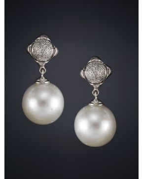 771-PENDIENTES COLGANTES. EN FORMA DE FLOR CON  PAVÉ DE BRILLANTES Y PERLA AUSTRALIANA DE 14 MM DE DIÁMETRO. Montura en oro blanco de 18k.