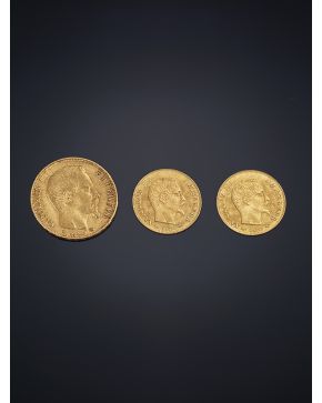 914-LOTE DE TRES MONEDAS EN ORO DE NAPOLEÓN III: UNA DE 20 FRANCOS (1857) Y DOS DE 5 (1859).