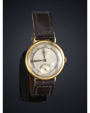 938-LONGINES CIRCA 1920 CAJA REDONDA EN ORO AMARILLO DE 18K. Movimiento mecánico manual. Esfera plateada con numeración a trazos aplicada y segundero a 