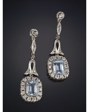 1039-PENDIENTES LARGOS DE DIAMANTES TALLA ANTIGUA C.1940. CON ROSETONES DE AGUAMARINAS. TALLA ESMERALDA. Montura en oro amarillo de 18k con frente de plati