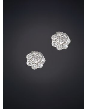 120-PENDIENTES TIPO ROSETON DE BRILLANTES. Montura de oro blanco 18K.