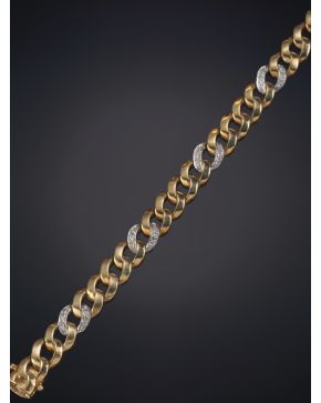 287-ELEGANTE PULSERA DE ESLABONES BARBADOS DE ORO AMARILLO DE 18K CON DETALLE DE ESLABÓN DE BRILLANTES. en oro blanco de 18k. 