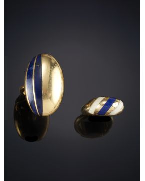 489-LOTE DE DOS SORTIJAS DE ORO AMARILLO DE 18K de marfil y esmalte azul. 