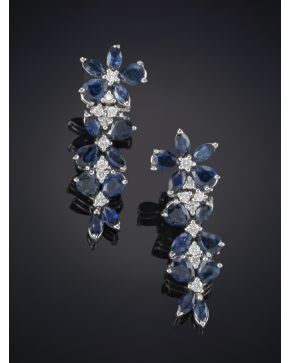 598-PENDIENTES COLGANTES DE FLORES DE ZAFIROS SALPICADOS DE BRILLANTES. Montura en oro blanco de 18 k. Peso total de los brillantes: 0.49 ct.aprox.