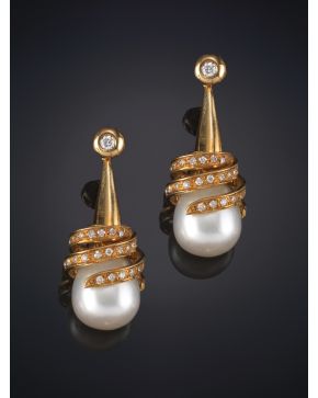 774-ELEGANTES PENDIENTES DE BRILLANTES Y PERLA AUSTRALIANA. TIPO PERA. DE INTENSO ORIENTE. Pieza de alta joyería realizada sobre una montura de oro amaril