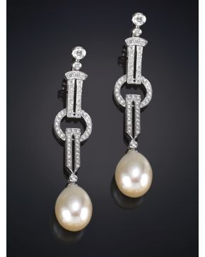 803-ELEGANTES PENDIENTES ESTILO ANTIGUO DE DIAMANTES CON BELLA PERLA CULTIVADA TIPO PERA. Montura de oro blanco de 18k. Peso total de los brillantes: 1.15