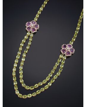 884-EXQUISITO COLLAR DE PERIDOTOS REMATADO CON DOS FLORES DE PÉTALOS DE CUARZOS ROSAS Y BRILLANTES. CALIDAD EXTRA. Montura en oro rosa de 18 k. 