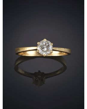 890-SOLITARIO CON UN BRILLANTE DE 0.50CT. APROX Montura de garras en oro amarillo de 18k.