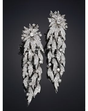 925-ELEGANTES PENDIENTES LARGOS DE DISEÑO VEGETAL Y CUAJADOS DE BRILLANTES CALIDAD EXTRA. Montura en oro blanco 18 k.