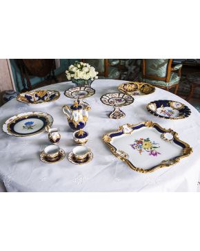 871-Elegante juego de merienda en porcelana blanca y azul cobalto de Meissen compuesto por: cafetera. azucarero. lechera y 8 servicios de café. Decoración