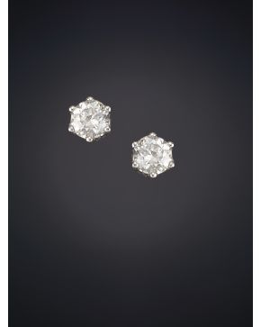 108-PENDIENTES DE BRILLANTES EN GARRAS SOBRE MONTURA DE ORO BLANCO DE 18K.