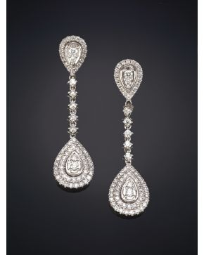 141-BELLOS PENDIENTES DE BRILLANTES sobre una montura de oro blanco de 18K.