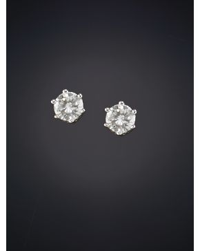 24-PENDIENTES DE BRILLANTES sobre una montura de oro blanco de 18K.