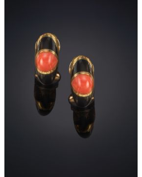 321-PENDIENTES DE CORAL CON ESMALTE NEGRO sobre una montura de oro amarillo de 18k.