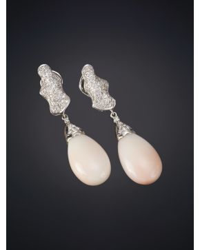 418-PENDIENTES DE BRILLANTES CON BELLA LÁGRIMA DE CORAL sobre una montura de oro blanco de 18k. Peso total de los brillantes: 0.90ct. aprox.