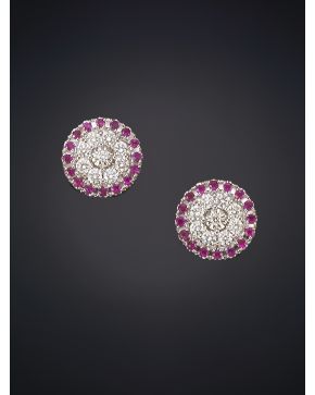 420-BELLOS PENDIENTES DE BRILLANTES DE 0.33CT Y RUBÍES DE 0.255CT APROX sobre una montura de oro blanco de 18K.