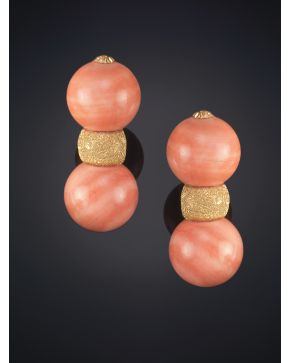 428-BELLOS PENDIENTES DE BOLAS DE CORAL Y ORO AMARILLO DE 18K