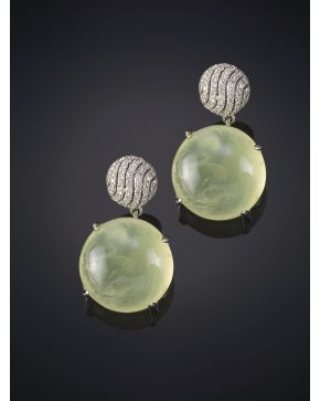 479-BELLOS PENDIENTES DE PERIDOTOS Y BRILLANTES sobre una montura de oro blanco de 18K.