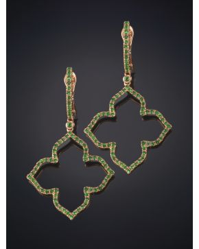 558-PENDIENTES COLGANTES EN FORMA DE TREBOL DECORADO CON TSAVORITAS. Montura en oro rosa de 18k.