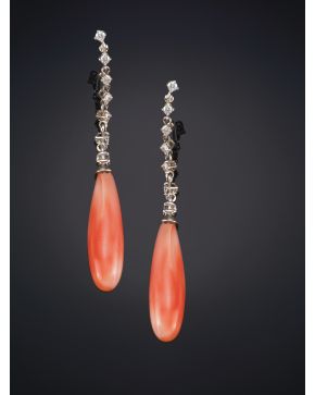 625-BELLOS PENDIENTES DE BRILLANTES CON LÁGRIMA DE CORAL sobre una montura de garras en oro blanco de 18k.