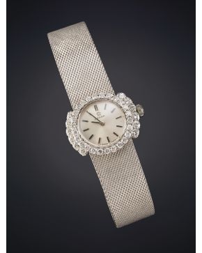 630-OMEGA RELOJ JOYA DE PULSERA PARA SEÑORA. CAJA DECORADA POR BRILLANTES. CALIDAD EXTRA Y BRAZALETE MALLA EN ORO BLANCO DE 18K. Movimiento mecánico man