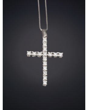 653-CRUZ DE BRILLANTES con un peso total de 0.34ct. aprox. Sobre una montura de garras en oro blanco de 18k.