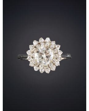 675-ELEGANTE SORTIJA ROSETÓN DE BRILLANTES CON UNO CENTRAL DE 0.90CT. APROX. CON DOBLE ORLA DE BRILLANTES sobre una montura de oro blanco de 18k. Peso tot